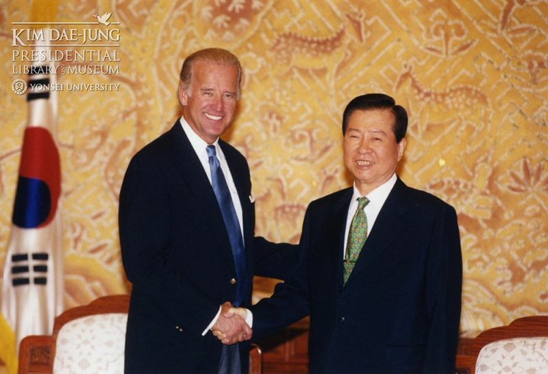 米上院の外交委員長だった01年に訪韓し、当時の金大中大統領と握手するバイデン氏。金大中図書館提供。