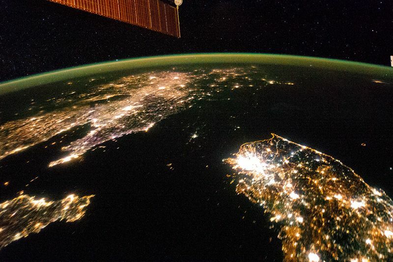 NASAが2014年に公開した朝鮮半島の夜を宇宙から撮影したもの。間の暗い部分が北朝鮮で、下が韓国、上が中国だ。同年1月30日のものだ。NASA提供。
