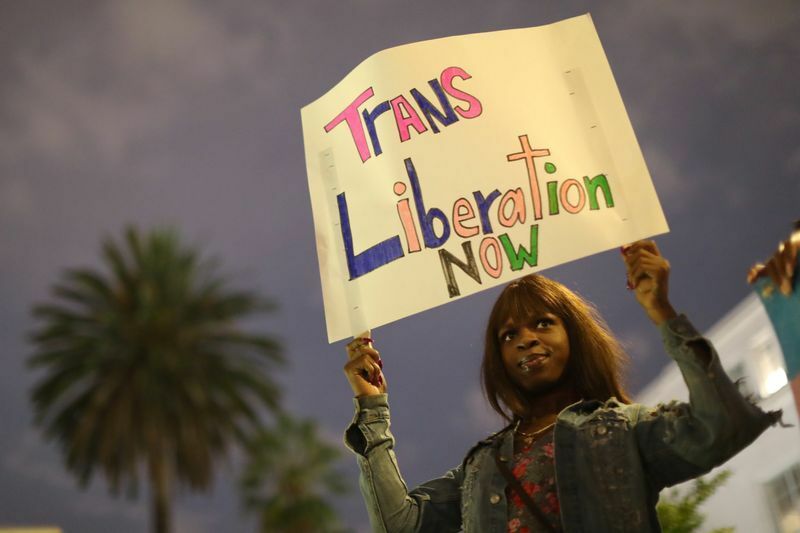 米ロサンゼルスで18年に行われたトランスジェンダーの排除に抗議するデモ。