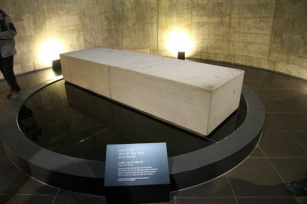 『済州4.3平和記念館』の入り口に置かれた白い石碑。「事件」ではない正式な名称を得た際に名が刻まれるという。18年3月、済州島で筆者撮影。