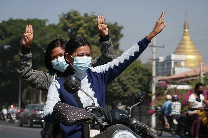 軍部に抵抗する象徴である三本指を掲げるミャンマー市民。金茂成さん撮影。