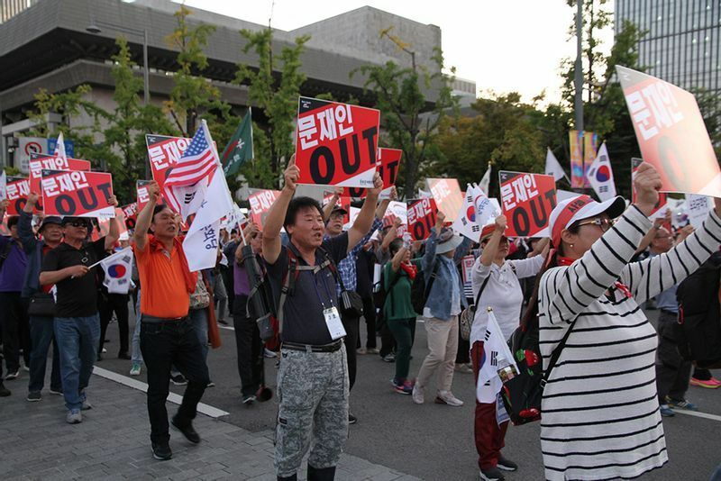 いわゆる「曺国騒動」さ中の19年10月3日、ソウル都心で保守派市民による大規模な「反文在寅政権デモ」が行われた。筆者撮影。