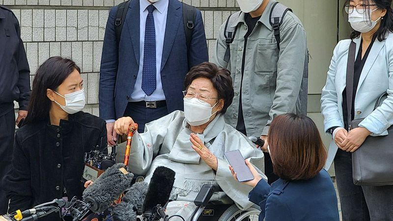 一方、元日本軍’慰安婦’被害者で原告の一人、李容洙さんは判決後の会見で「ICJに行く（提訴を呼びかける）」と今後の方針について明かした。韓国政府の対応が注目される。写真はいずれも21日、筆者撮影。