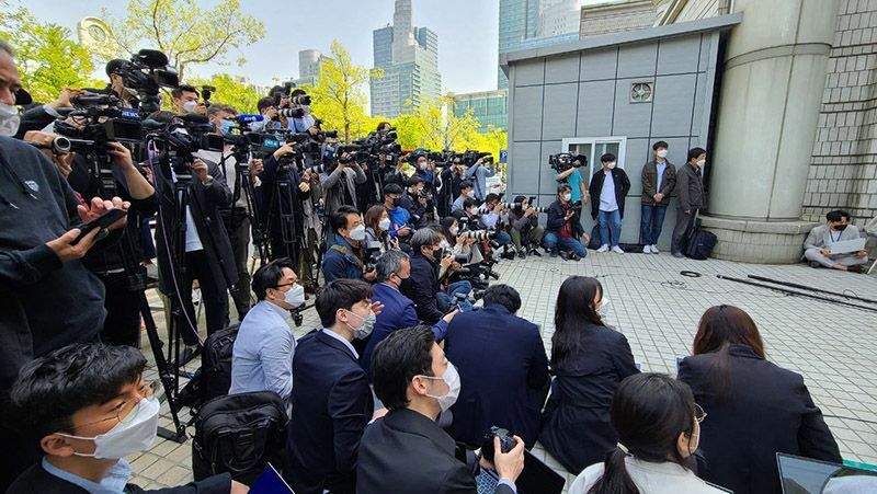 李容洙さんを待ち構える報道陣。注目の高さがうかがえる。21日、筆者撮影。