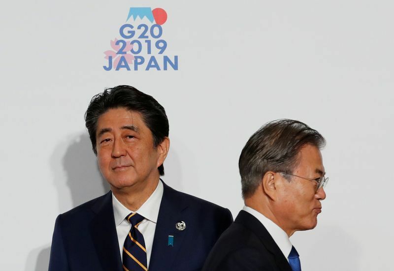 昨今の日韓関係を表す象徴的な写真。19年6月の大阪G20会合での一幕。