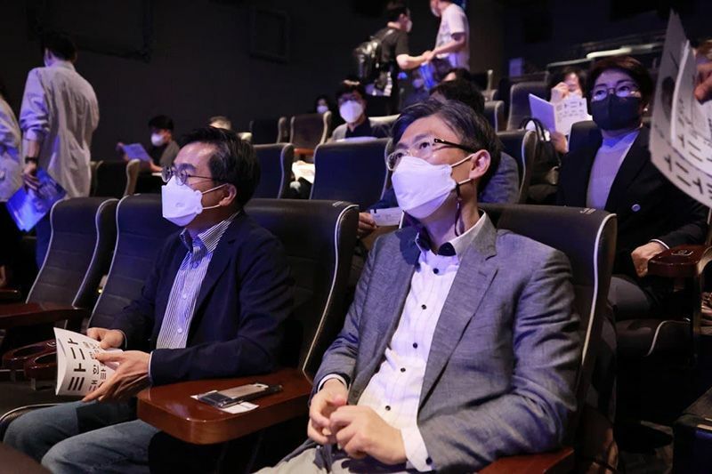 今年10月、スタートアップに関する映画を共に観賞する金東兗氏（左）と趙廷訓議員。趙議員のfacebookより引用。