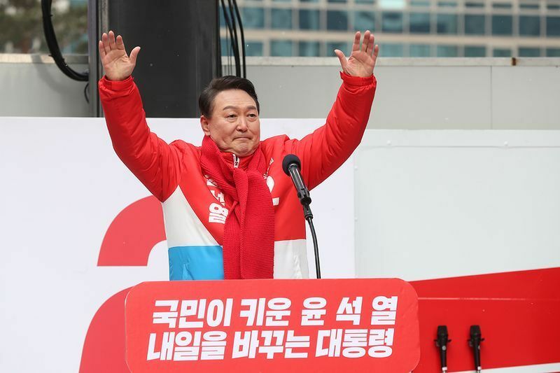 2月15日、選挙戦の開始に合わせ、ソウル都心で支持を訴える尹錫悦候補。国民の力提供。