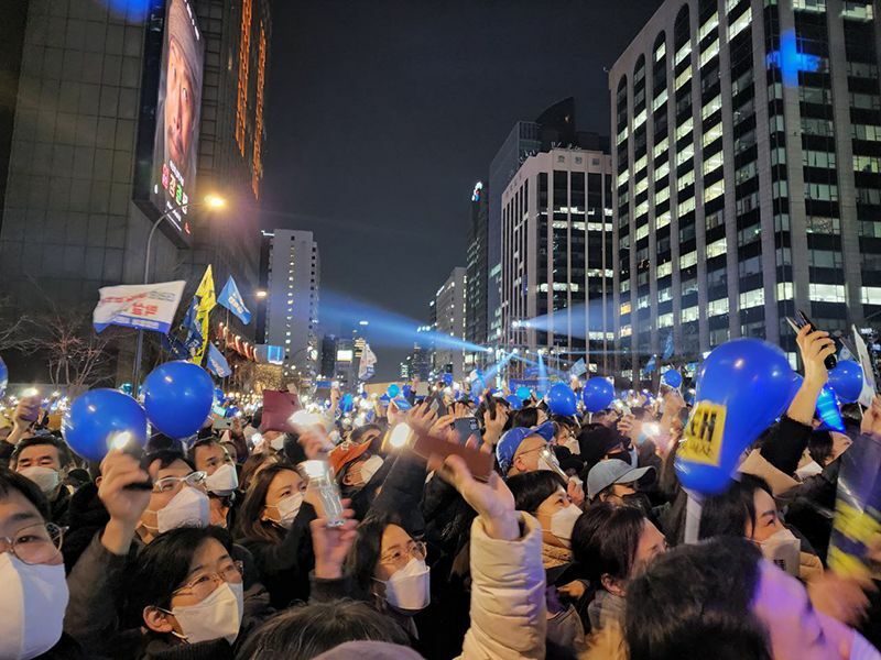 選挙戦最終日となった8日夜、ソウル市内で行われた李在明候補の演説に集まる市民。筆者撮影。