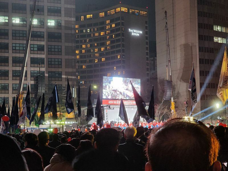 選挙戦最終日となった8日夜、ソウル市内で行われた尹錫悦候補の演説に集まる市民。筆者撮影。