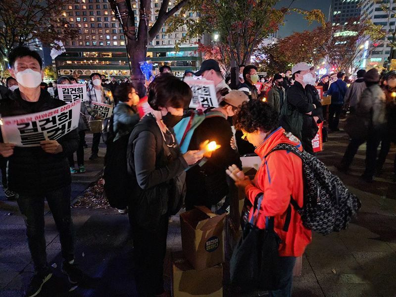 デモに必要な「グッズ」を売る人々の姿も。韓国のデモに共通するお祭り的な雰囲気もある。10月29日、筆者撮影。