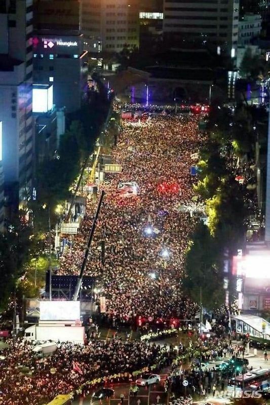 10月22日のデモの様子。主催者発表の30万人には及ばずとも、かなりの人出であることは確かだ。主催者側提供。