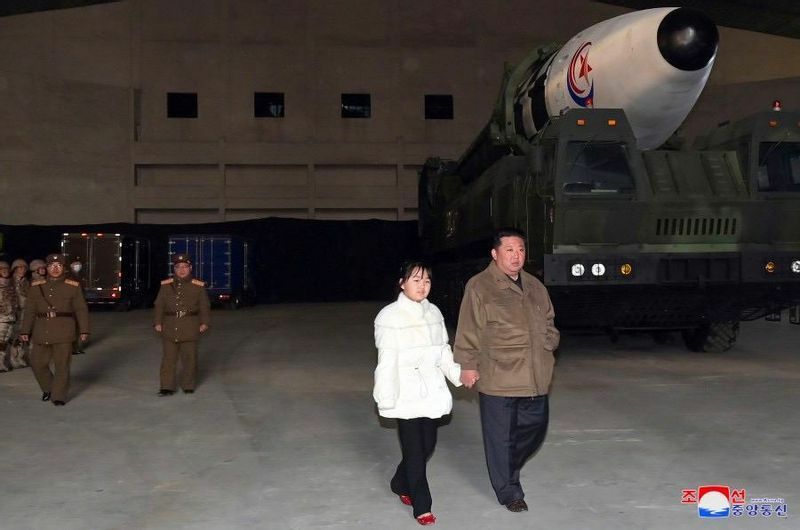 父・金正恩氏と共にミサイルを背景に歩く娘。19日、朝鮮中央通信より引用。