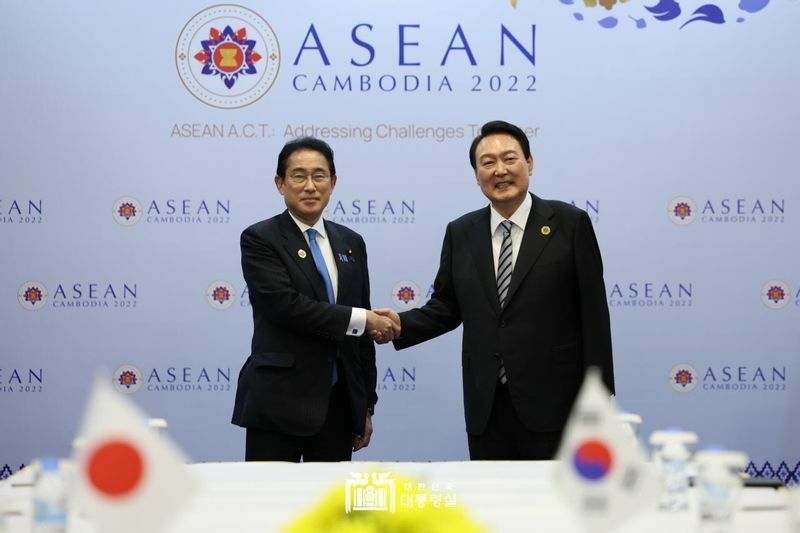 22年11月13日、カンボジア・プノンペンで約3年ぶりの日韓首脳会談が開かれた。韓国大統領室提供。