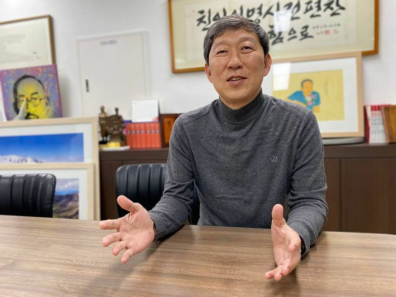 民族問題研究所の金英丸（キム・ヨンファン）対外協力室長。日韓の市民社会をつなぐ存在だ。23日、筆者撮影。