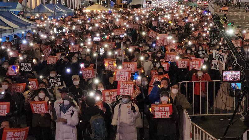 毎週土曜日にソウル都心部で行われている尹錫悦政権の退陣を求めるデモ。左派団体が中心となり最大で数万人が参加したこともある。11月26日、筆者撮影。