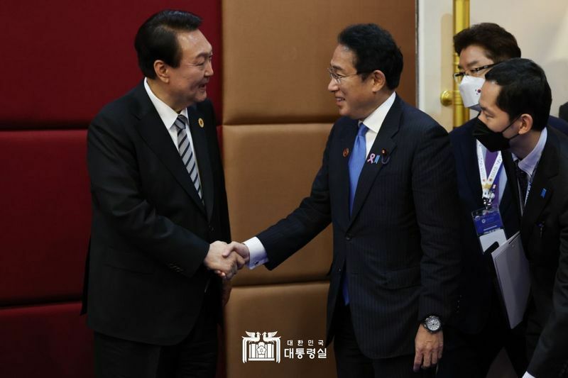 昨年11月、カンボジア・プノンペンで首脳会談を行った尹錫悦大統領（左）と岸田文雄首相。韓国大統領室提供。