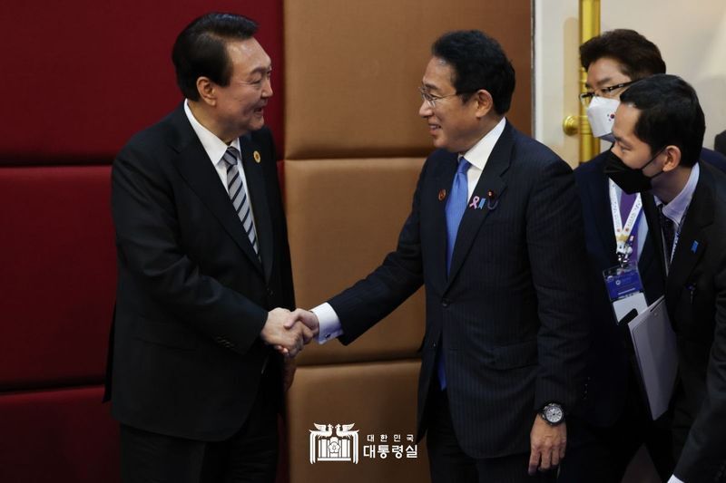 昨年11月、カンボジア・プノンペンで首脳会談を行った尹錫悦大統領(左)と岸田文雄首相。韓国大統領室提供。