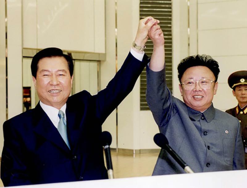 2000年6月15日、『6.15南北共同宣言』に合意した金大中大統領(左)と金正日国防委員長(右)。青瓦台提供。