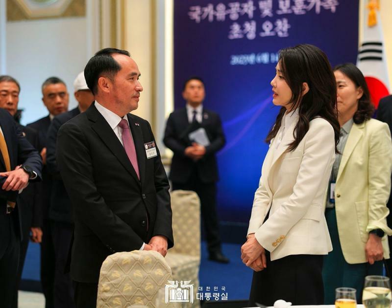 6月14日、昼食会の席で金建希(キム・ゴニ)大統領夫人と歓談するチェ・ウォニル元艦長(左)。大統領室提供。