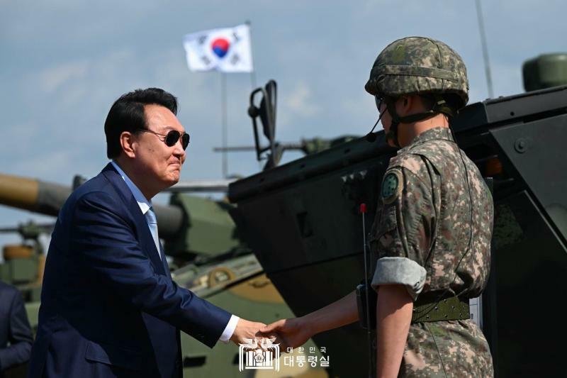 『2023連合・合同火力撃滅訓練』で兵士を激励する尹大統領。韓国大統領府提供。