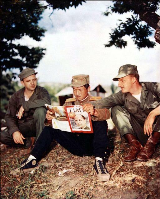 停戦協定の交渉を待つ間、北朝鮮の兵士（中央）と米軍兵士（両隣）が米『タイム』誌を読んでいる。51年の7月にされたもの。韓国国史編纂委員会所蔵。