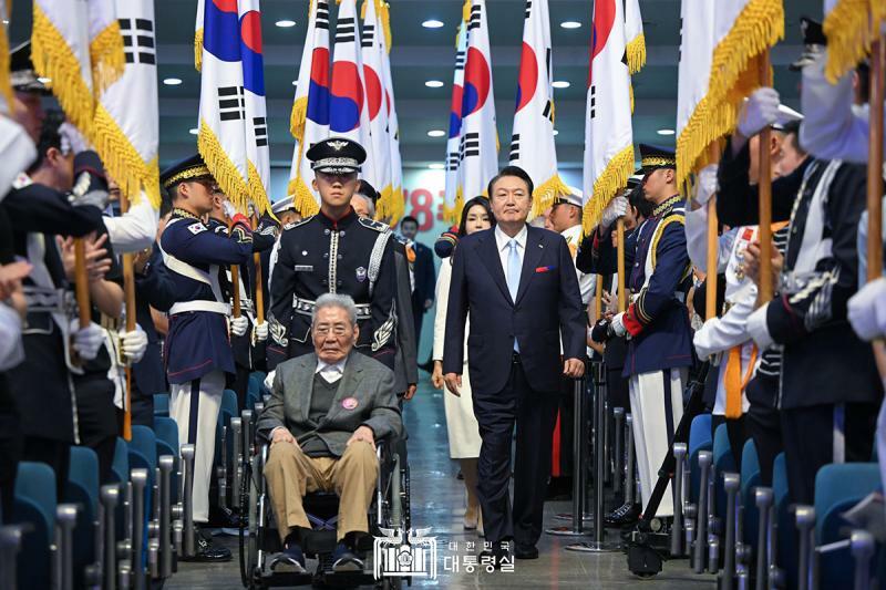 この日の式典には、8月13日に日本から韓国へと永住帰国した100歳のオ・ソンギュさん（中央左）も出席した。オさんは解放前、中国で独立運動を行っていた。韓国大統領室提供。