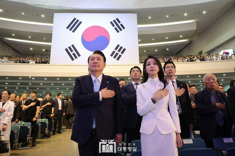 式典はソウル市内の梨花女子大学で行われた。右は金建希（キム・ゴニ）大統領夫人。韓国大統領室提供。