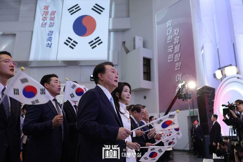 万歳三唱のあと、国旗を振る尹錫悦大統領と金建希女史。写真は韓国大統領室提供。