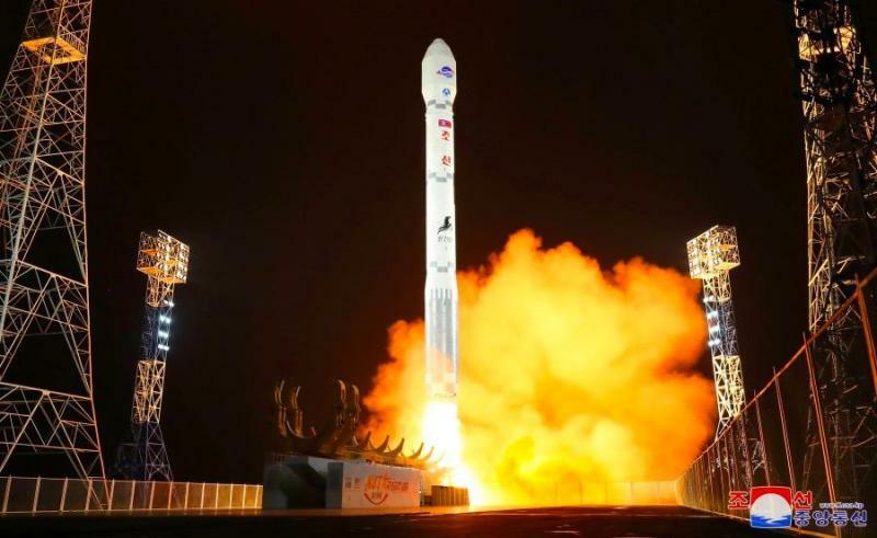 21日午後10時42分、偵察衛星『マンリギョン−1』を載せて打ち上げられた新型衛星運搬ロケット『チョンリマ−1』。朝鮮中央通信より引用。