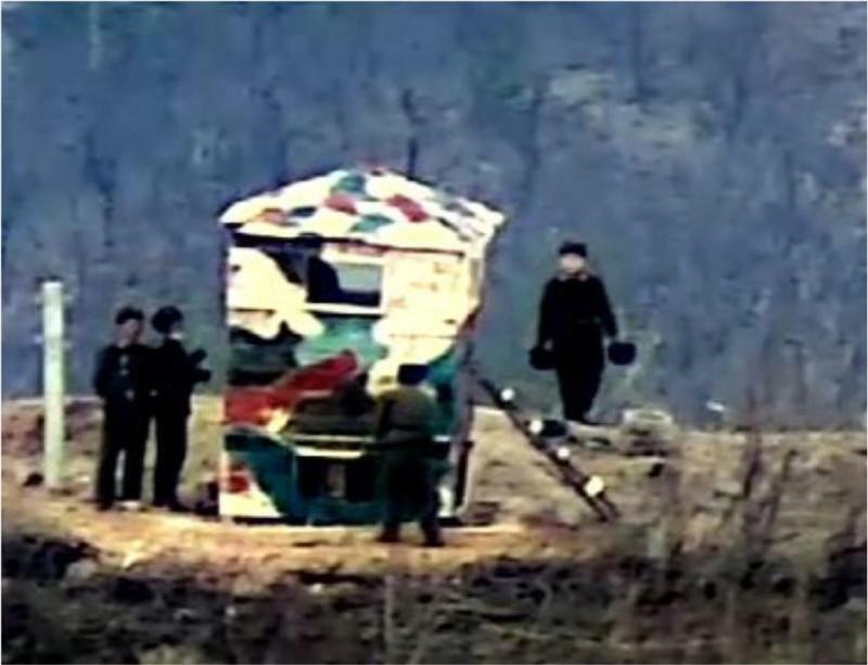 「南北軍事合意書に拘束されない」という声明にしたがい、GP（監視哨所）の復元を進める北朝鮮兵士。韓国国防部提供。