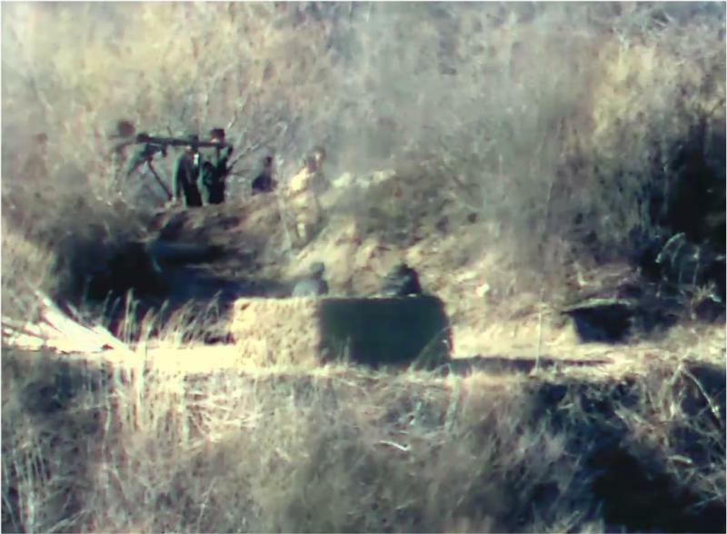 同じく、GPに無反動砲を持ち込む北朝鮮兵士。韓国国防部提供。