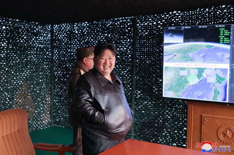 今月2日、新型ミサイル『火星16ナ』の発射実験の際に笑顔を見せる金正恩氏。朝鮮中央通信より。