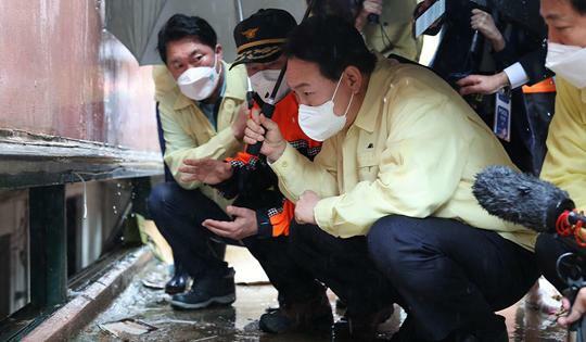事故現場をのぞき込む尹錫悦大統領。大統領室提供。