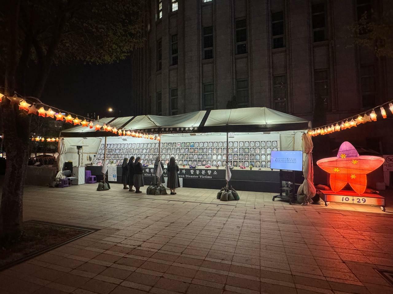ソウル市庁前広場にある、梨泰院惨事で亡くなった犠牲者を悼む焼香所。8日、筆者撮影。