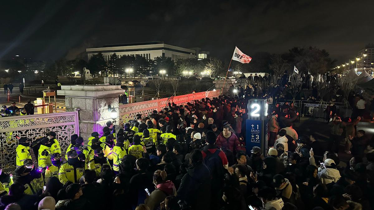 4日未明、警察により封鎖された国会正門前で戒厳解除の声を上げる市民たち。筆者撮影。