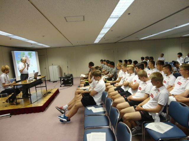 語り部の寺本さんの話を広島選抜の選手たちと共に熱心に聴くポーランドの選手たち