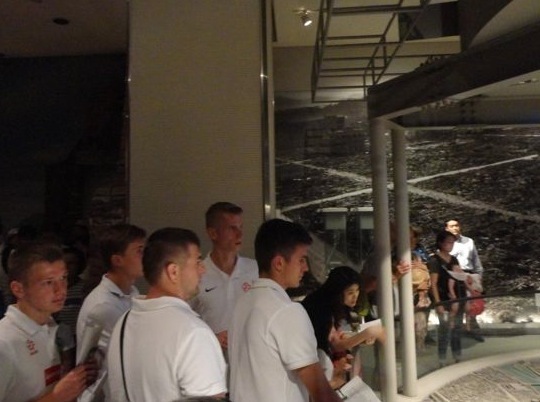 真剣な表情で平和記念資料館内のパノラマを見つめるU-17ポーランド代表選手たち