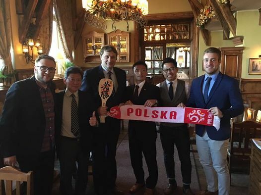 ポーランドサッカー協会の幹部と交流する、昨年の大会でポーランドを招聘し、交流のキッカケを作った運営委員長の鯉迫氏（写真左から２人目）と、ポーランド遠征の実現に尽力した技術委員長の井手氏（写真右から３人目)