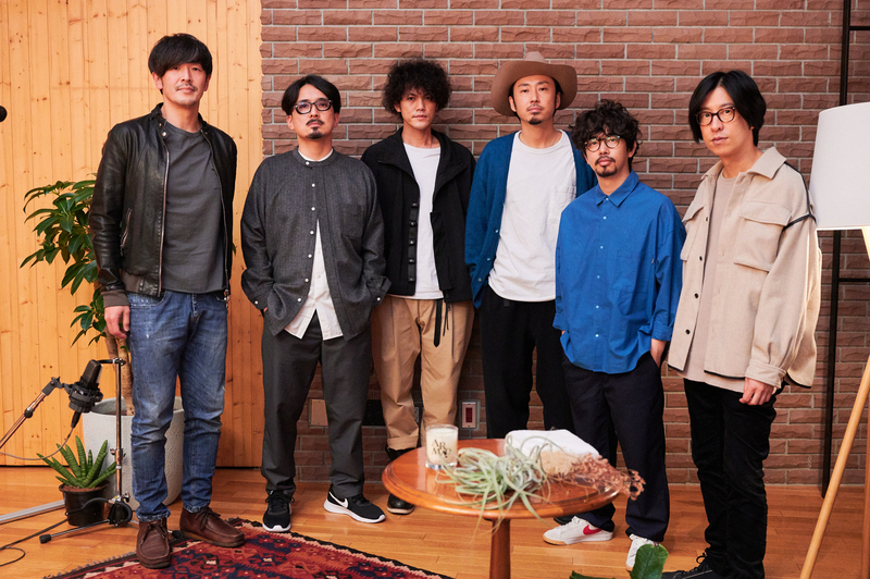 荒井岳史、フルカワユタカ、菅原卓郎、大木伸夫、後藤正文、ホリエアツシ（写真左から）
