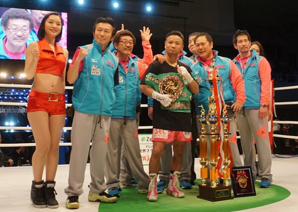 2月4日に15連続KOの日本タイ記録を達成した比嘉（中）と野木トレーナー（左から２番目）／筆者撮影