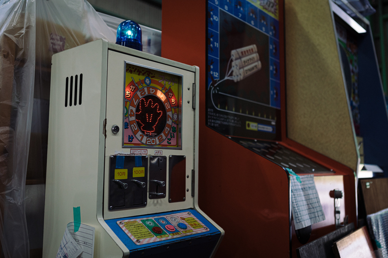 倉庫内には古今東西、あらゆるジャンルのアーケードゲームがぎっしりと保存されている(吉田尚弘撮影)