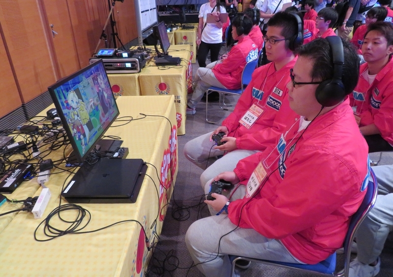 「ぷよぷよeスポーツ」埼玉県代表として出場した、プロゲーマーのlive選手（手前）（筆者撮影）