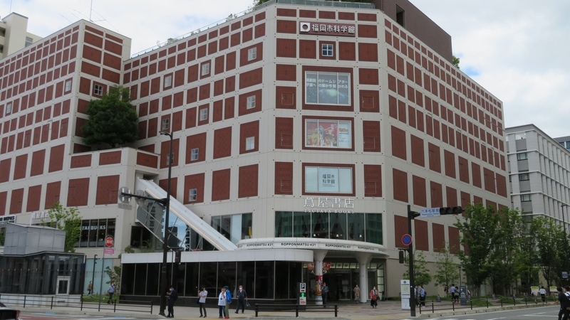 会場の福岡市科学館。4階の大きな窓にはポスターが貼られている(筆者撮影。以下同)