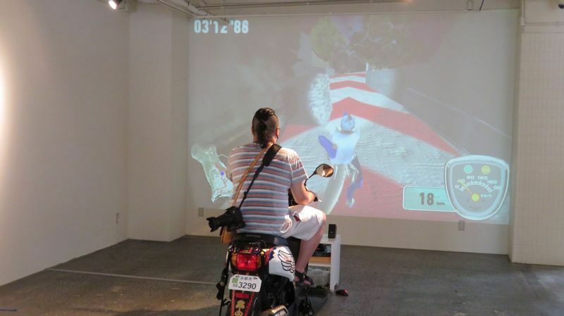 こちらは本物のバイクにまたがり、3DCG化した島を走れる「伊吹島ドリフト伝説」という作品