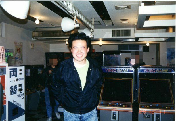 大学時代の袴田氏。場所は同氏がアルバイトをしていたゲームセンター（※写真は本人より提供）