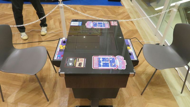昭和の風情漂うテーブル型ゲーム筐体 新技術を取り入れ「新発売」した 