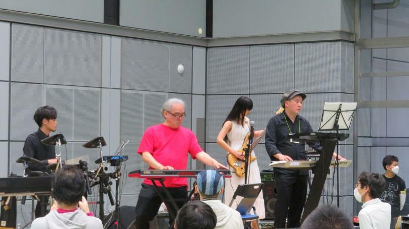 ライブステージで演奏する「蒼き雷霆ガンヴォルト爪」などを作曲したコンポーザー、ヨナオケイシ氏（左から2番目）
