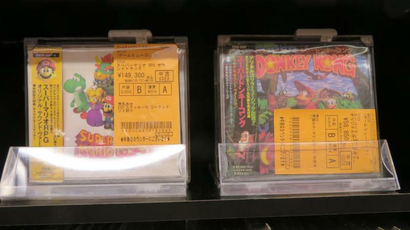ファン垂涎の超プレミア品も多数発売されている。写真の「スーパーマリオRPG」のアルバム（左）の販売価格は、何と14万9,300円！