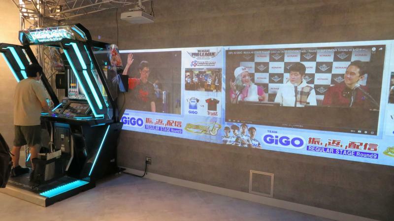 地下1階のスペースでは「BEMANI PRO LEAGUE」に参戦する「チームGiGO」のアーカイブ動画を流していた