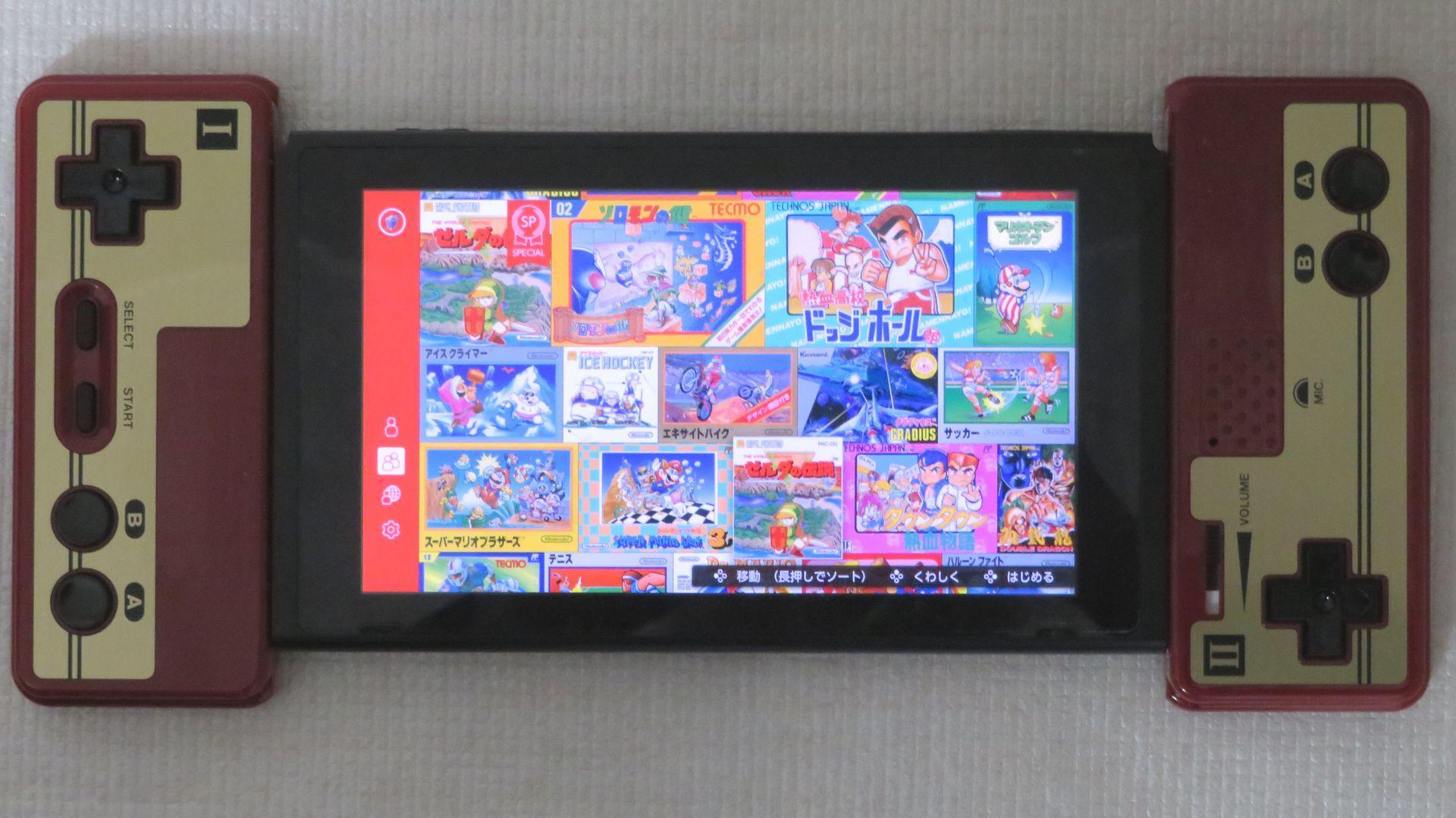 「ファミリーコンピュータ コントローラー」を、Nintendo Switch本体にセットした状態でもゲームが遊べるが、この状態ではマイクの機能がオフになるので注意